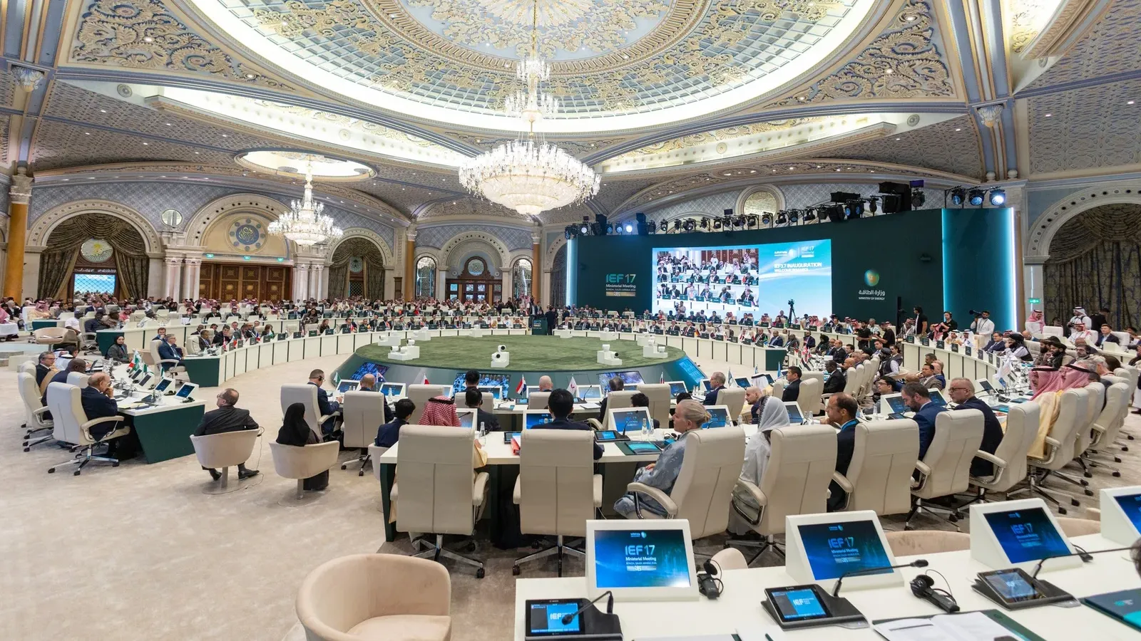 ห้องประชุมใหญ่ของการประชุมรัฐมนตรีพลังงาน IEF17 ที่กรุงริยาด ซาอุดีอาระเบีย ระหว่างพิธีเปิดการประชุม