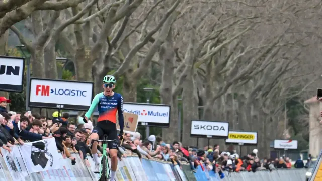 Paul Seixas ผู้ชนะ Il Lombardia 2026 ในชุดแข่ง Decathlon CMA CGM Team สีน้ำเงิน-ส้ม-เขียว หมวกกันน็อกสีเขียว และจักรยานเฟรมสีเขียว ยกแขนฉลองชัยขณะเข้าเส้นชัยคนเดียวที่ Faun Ardèche Classic เมื่อ 28 กุมภาพันธ์ 2026