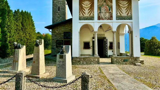 โบสถ์ Madonna del Ghisallo บนยอดเนินที่ Magreglio แคว้นลอมบาร์เดีย อิตาลี โบสถ์ของนักปั่นจักรยานบนเส้นทาง Il Lombardia ภาพถ่ายเดือนสิงหาคม 2025