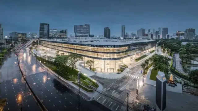 ศูนย์การประชุมแห่งชาติสิริกิติ์ (QSNCC) กรุงเทพฯ ยามค่ำ ริมถนนรัชดาภิเษกใกล้สวนเบญจกิติ