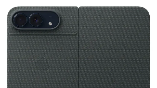 iPhone Duo Folio พร้อมขาตั้งสีนาวีบลูประกบด้านหลังเครื่องขณะกางจอ หนึ่งในเคส iPhone Duo ที่ Apple ไทยขาย 4,490 บาท