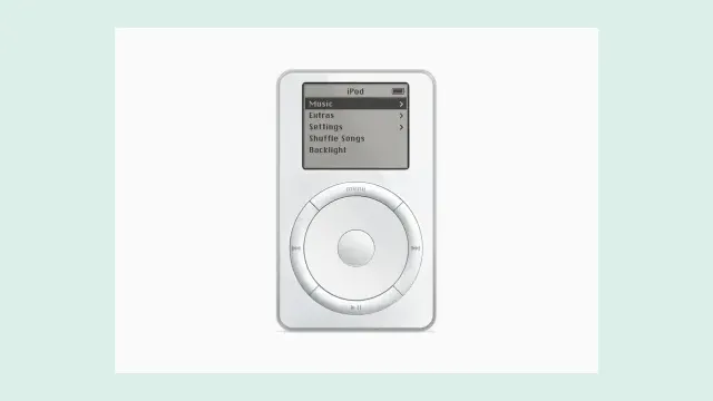 iPod รุ่นแรกสีขาวที่มีวงล้อเลื่อนและจอขาวดำแสดงเมนู Music, Extras, Settings ภาพผลิตภัณฑ์ที่ Apple เผยแพร่ในปี 2022 ประกอบเรื่อง iPod 25 ปี
