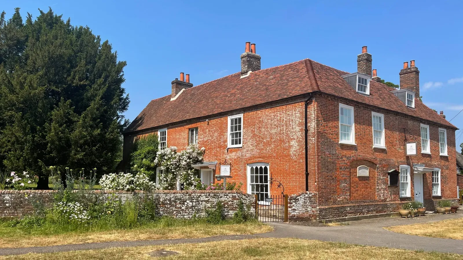 บ้านเจน ออสเตน บ้านอิฐสองชั้นที่ Chawton แฮมป์เชียร์ ภาพถ่ายของพิพิธภัณฑ์เมื่อ 29 มิถุนายน 2023