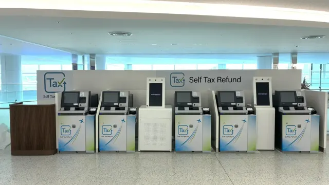 จุดบริการ Self Tax Refund เครื่องคืนภาษีญี่ปุ่น เงินสด แบบบริการตนเองหลายเครื่อง ในภาพประชาสัมพันธ์ของ Glory