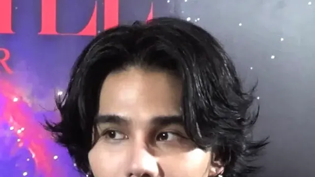 Jeff Satur นักร้องและนักแสดงชาวไทย ในชุดสูทดำ ระหว่างงานเปิดตัว Jeff Satur - Space Shuttle No.8 Asia Tour เดือนพฤศจิกายน 2023