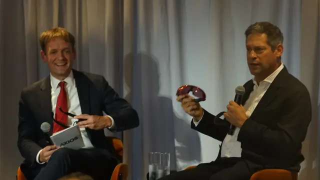 Joel Kaplan หัวหน้าฝ่ายกิจการระดับโลกของ Meta ถือไมโครโฟนบนเวทีงานของ Axios ช่วง New York Climate Week ปี 2025 ซึ่งมีรายงานว่า Joel Kaplan ออกจาก Meta ในปี 2027