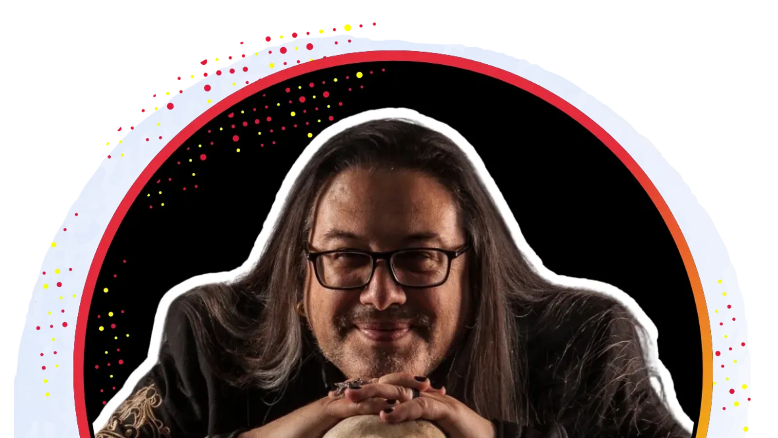 John Romero Lifetime Achievement Award 2026 ผู้ได้รับรางวัลวางมือบนหัวกะโหลกจำลอง ภาพจากหน้าวิทยากรของ gamescom asia x Thailand Game Show