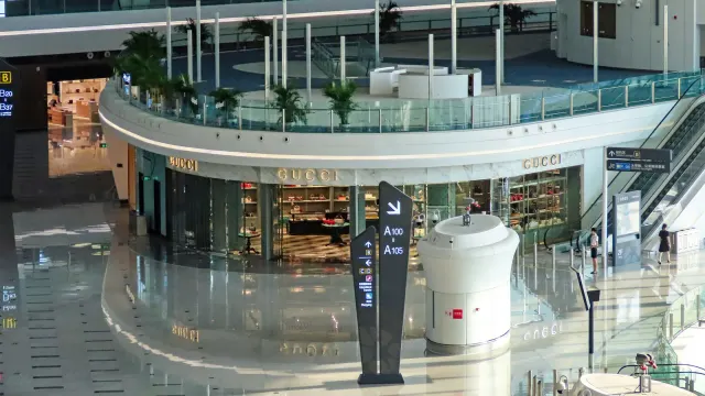 ร้าน Gucci ชั้น 2 ท่าอากาศยานนานาชาติปักกิ่งต้าซิง (PKX) ประเทศจีน ภาพปี 2019 จีนแผ่นดินใหญ่เป็นแรงกดดันหลักของ Kering ไตรมาส 3 ปี 2026