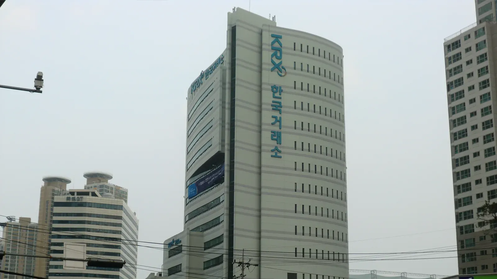 อาคาร Korea Exchange (KRX) ผู้ดำเนินตลาดหุ้น KOSPI และ KOSDAQ ในเมืองปูซาน เกาหลีใต้