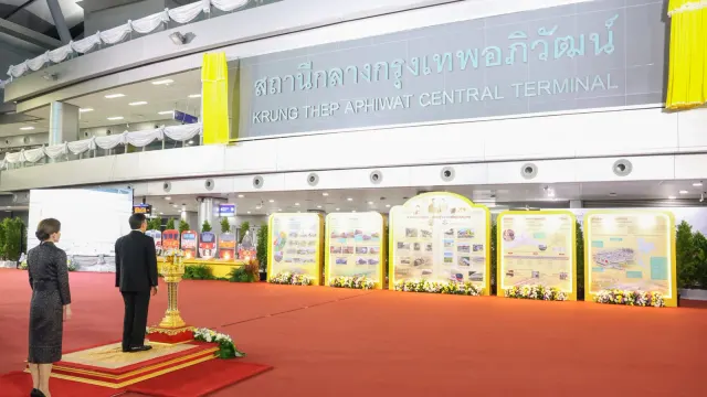 ทรงเปิด สถานีกลางกรุงเทพอภิวัฒน์ ที่แท่นพิธี ใต้ป้ายชื่อสถานี วันที่ 29 ตุลาคม 2569