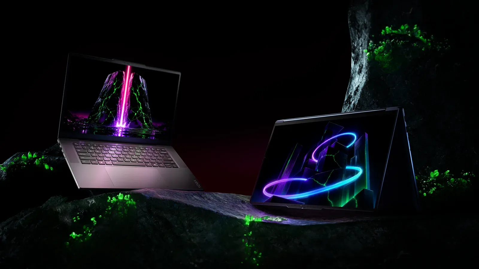 Lenovo Yoga Pro 9n แบบคลามเชลล์ และ Yoga 9n 2-in-1 ในโหมดเต็นท์ วางบนก้อนหินในฉากมืด