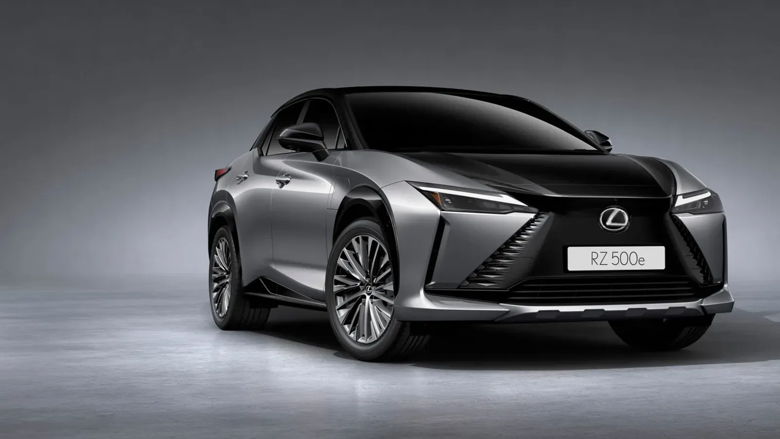 Lexus RZ 500e สีเงินหลังคาดำในสตูดิโอ ภาพจากหน้า RZ ของ Lexus ประเทศไทย