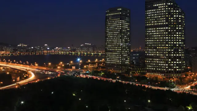 อาคาร LG Twin Towers ยามค่ำคืน ภาพประกอบประกาศผลประกอบการเบื้องต้นไตรมาส 3 ปี 2026 ของ LG Electronics