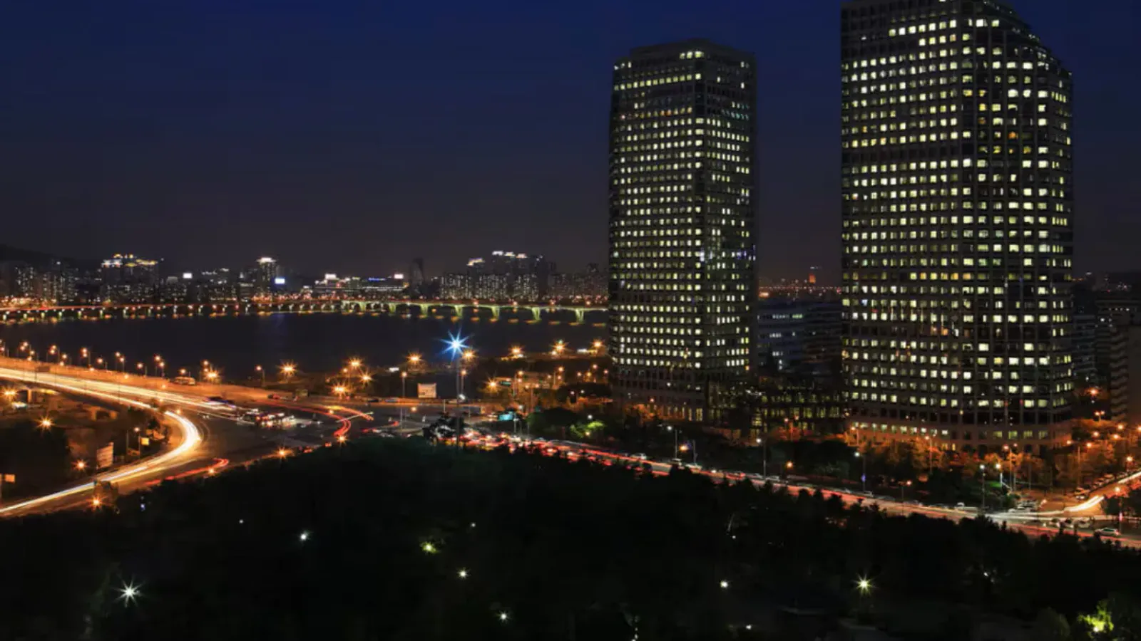 อาคาร LG Twin Towers ยามค่ำคืน ภาพประกอบประกาศผลประกอบการเบื้องต้นไตรมาส 3 ปี 2026 ของ LG Electronics