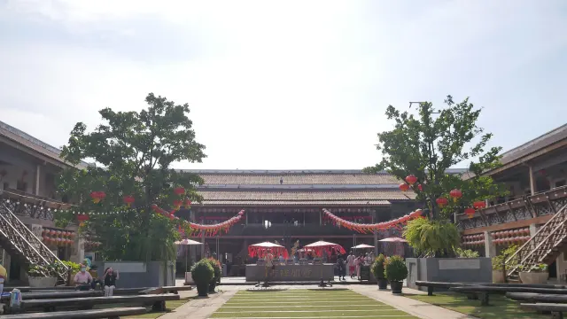 ลานหญ้ากลางหมู่อาคารของล้ง 1919 มองตรงไปยังอาคารไม้หลังกลาง มีต้นไม้ใหญ่สองข้างทาง