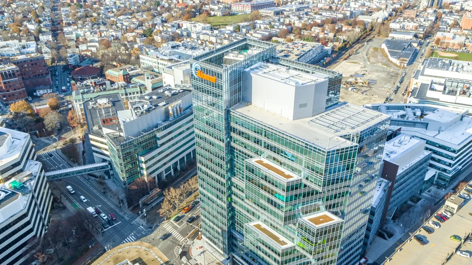 อาคารสำนักงานใหญ่ Akamai ที่เมือง Cambridge รัฐแมสซาชูเซตส์ ภาพถ่ายปี 2019