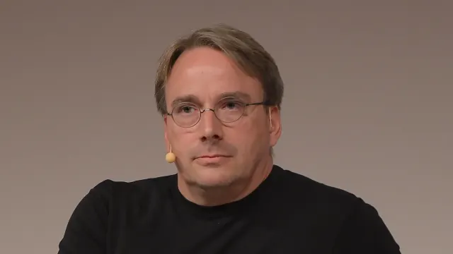Linus Torvalds ผู้สร้างเคอร์เนล Linux นั่งบนเวทีงาน LinuxCon Europe 2014 ที่เมืองดึสเซลดอร์ฟ ภาพถ่ายเมื่อ 15 ตุลาคม 2014
