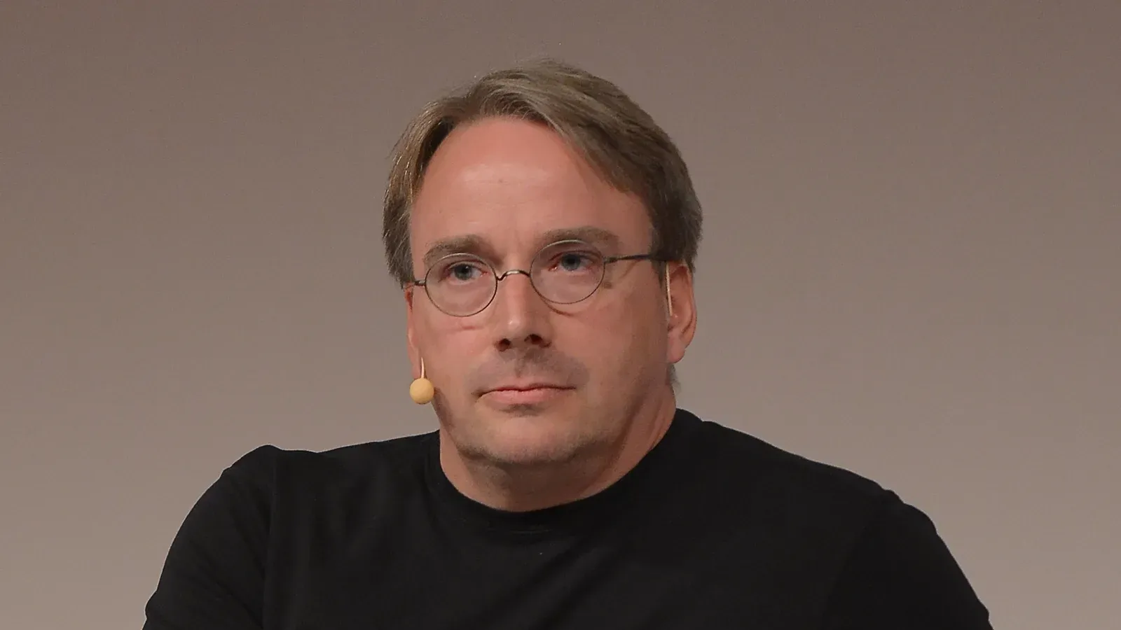 Linus Torvalds ผู้สร้างเคอร์เนล Linux นั่งบนเวทีงาน LinuxCon Europe 2014 ที่เมืองดึสเซลดอร์ฟ ภาพถ่ายเมื่อ 15 ตุลาคม 2014
