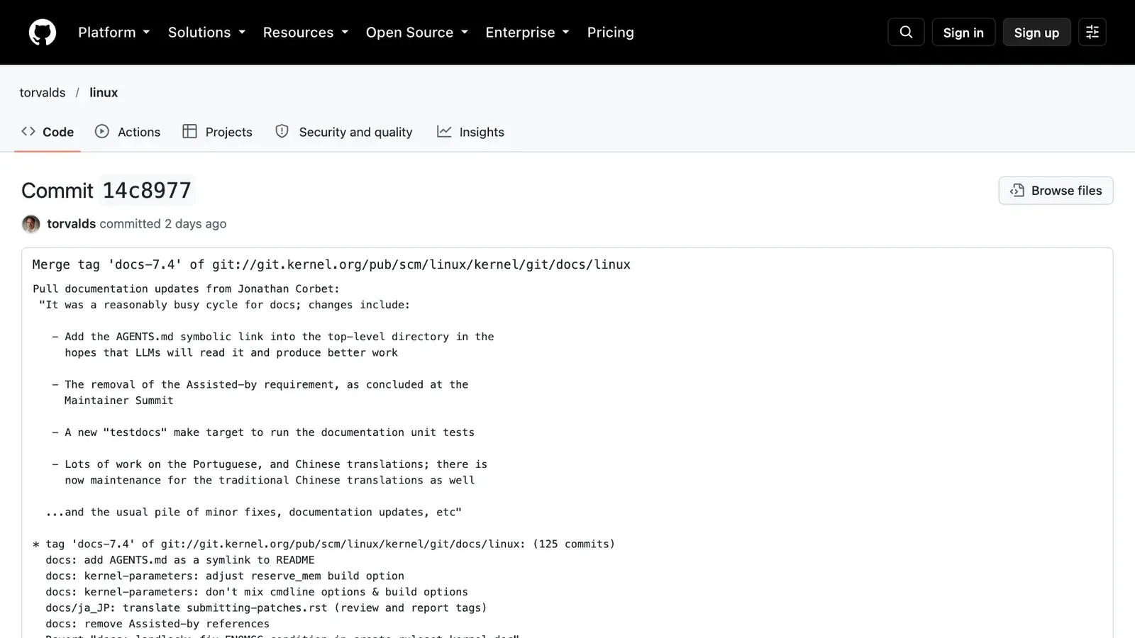 หน้า commit รวม docs-7.4 ของ Linus Torvalds วันที่ 21 ตุลาคม 2026 ระบุการยกเลิกข้อกำหนดแท็ก Assisted-by และการเพิ่ม AGENTS.md