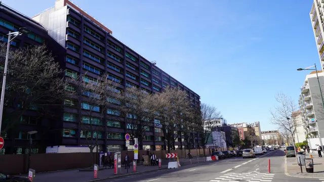 อาคารสำนักงานใหญ่ L'Oréal บนถนน Rue Martre เมือง Clichy ชานกรุงปารีส ถ่ายเมื่อมีนาคม 2024