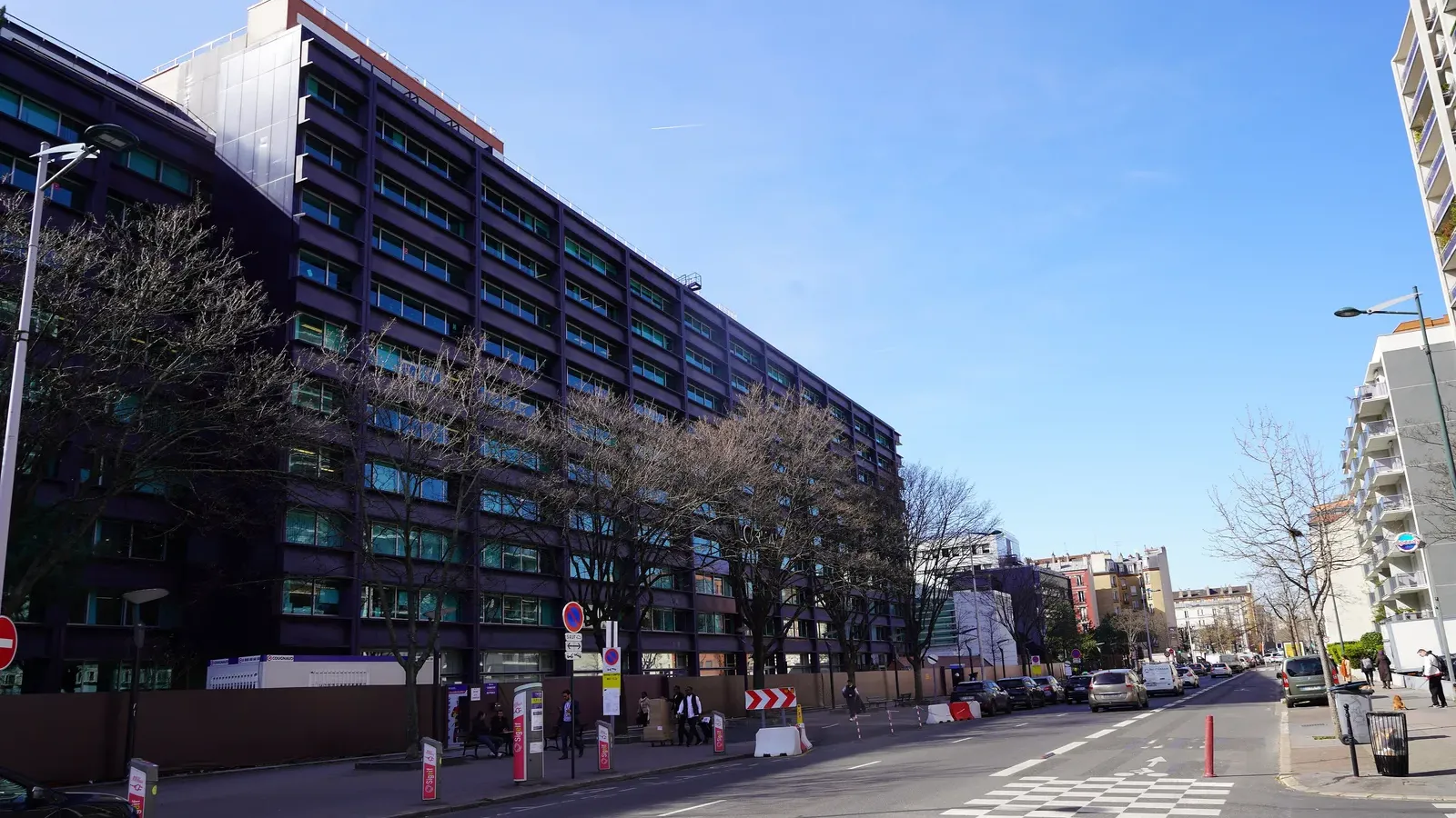 อาคารสำนักงานใหญ่ L'Oréal บนถนน Rue Martre เมือง Clichy ชานกรุงปารีส ถ่ายเมื่อมีนาคม 2024