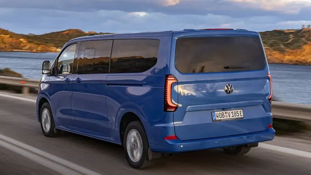 Volkswagen Caravelle เจเนอเรชันใหม่สีน้ำเงิน ตัวรถพื้นฐานของ Thaiyarnyon Caravelle T7 รถตู้หรู 2026 วิ่งบนถนนเลียบทะเล ภาพจากโบรชัวร์