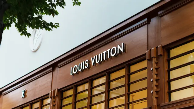 ป้าย Louis Vuitton บนหน้าร้านถนน P.C. Hooftstraat อัมสเตอร์ดัม แบรนด์หลักในกลุ่มแฟชั่นและเครื่องหนังของ LVMH ไตรมาส 3 ที่รายได้ลดลง