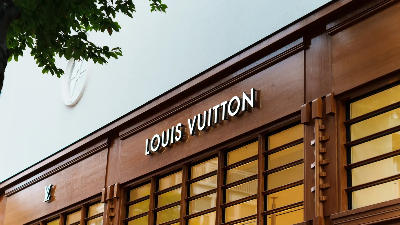 ป้าย Louis Vuitton บนหน้าร้านถนน P.C. Hooftstraat อัมสเตอร์ดัม แบรนด์หลักในกลุ่มแฟชั่นและเครื่องหนังของ LVMH ไตรมาส 3 ที่รายได้ลดลง