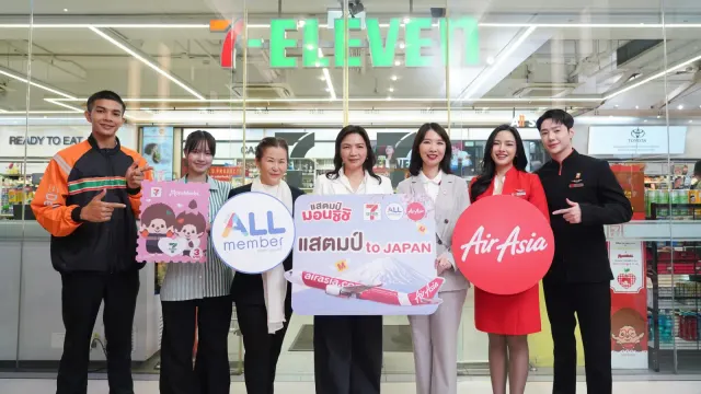 งานเปิดตัวแคมเปญแสตมป์ to JAPAN ของเซเว่น อีเลฟเว่นและแอร์เอเชีย หน้าร้านเซเว่น อีเลฟเว่น พร้อมป้ายแคมเปญ ป้าย ALL member และป้ายแอร์เอเชีย