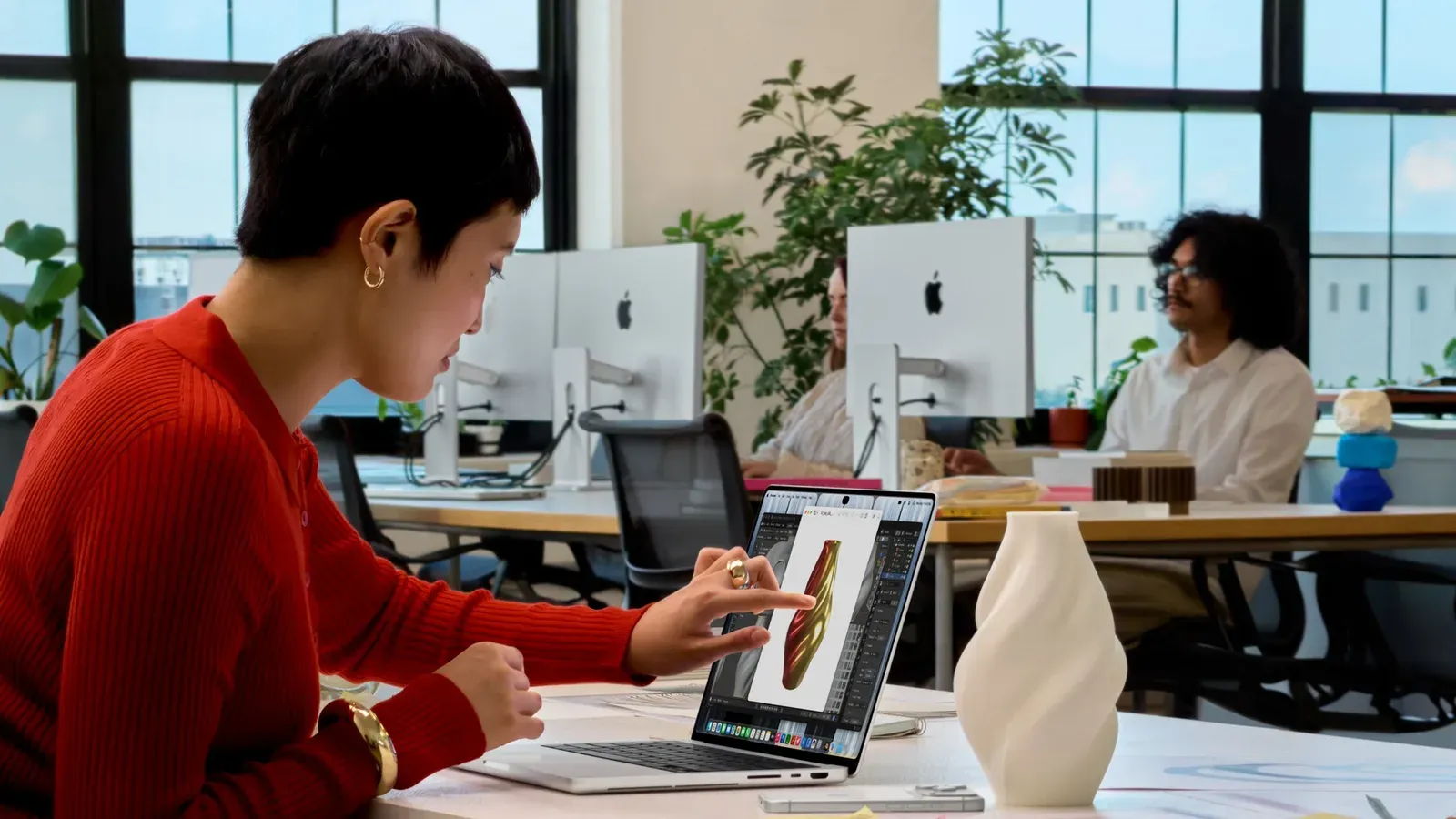 MacBook Pro จอสัมผัส: ผู้ใช้ในสำนักงานแตะหน้าจอ MacBook Pro พร้อมจอภาพ PROLED XDR