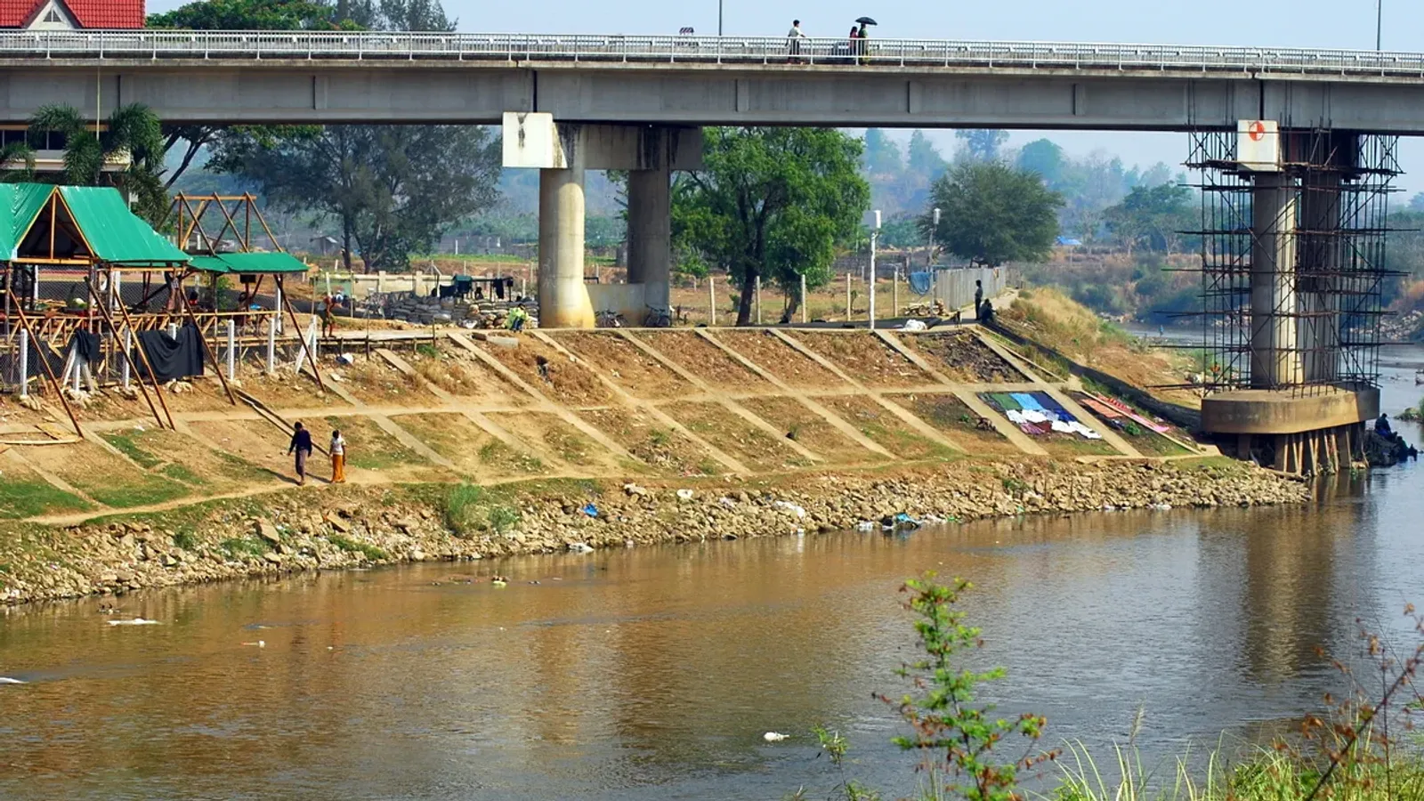 ปิดชายแดนแม่สอด 2569: เรือยางข้ามแม่น้ำเมยใต้สะพานมิตรภาพไทย-เมียนมาที่แม่สอด
