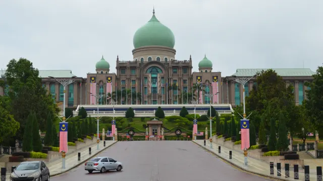 อาคารเปอร์ดานาปุตรา ที่ทำการของนายกรัฐมนตรีมาเลเซีย ในปุตราจายา