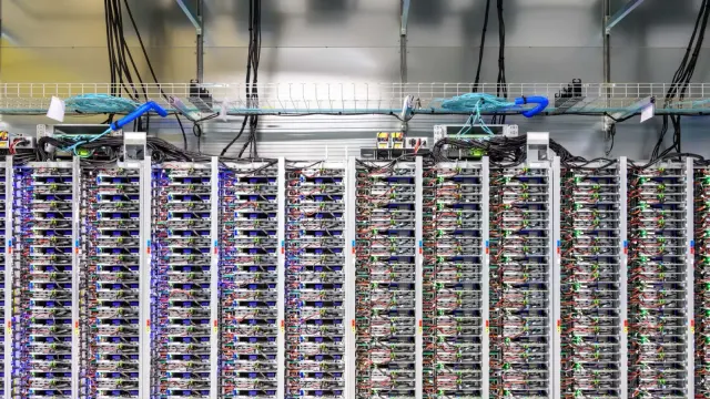 แถวเซิร์ฟเวอร์ในศูนย์ข้อมูล St. Ghislain ประเทศเบลเยียม ของ Google ซึ่งเป็นผู้ให้บริการหนึ่งที่เทียบราคา Managed Database