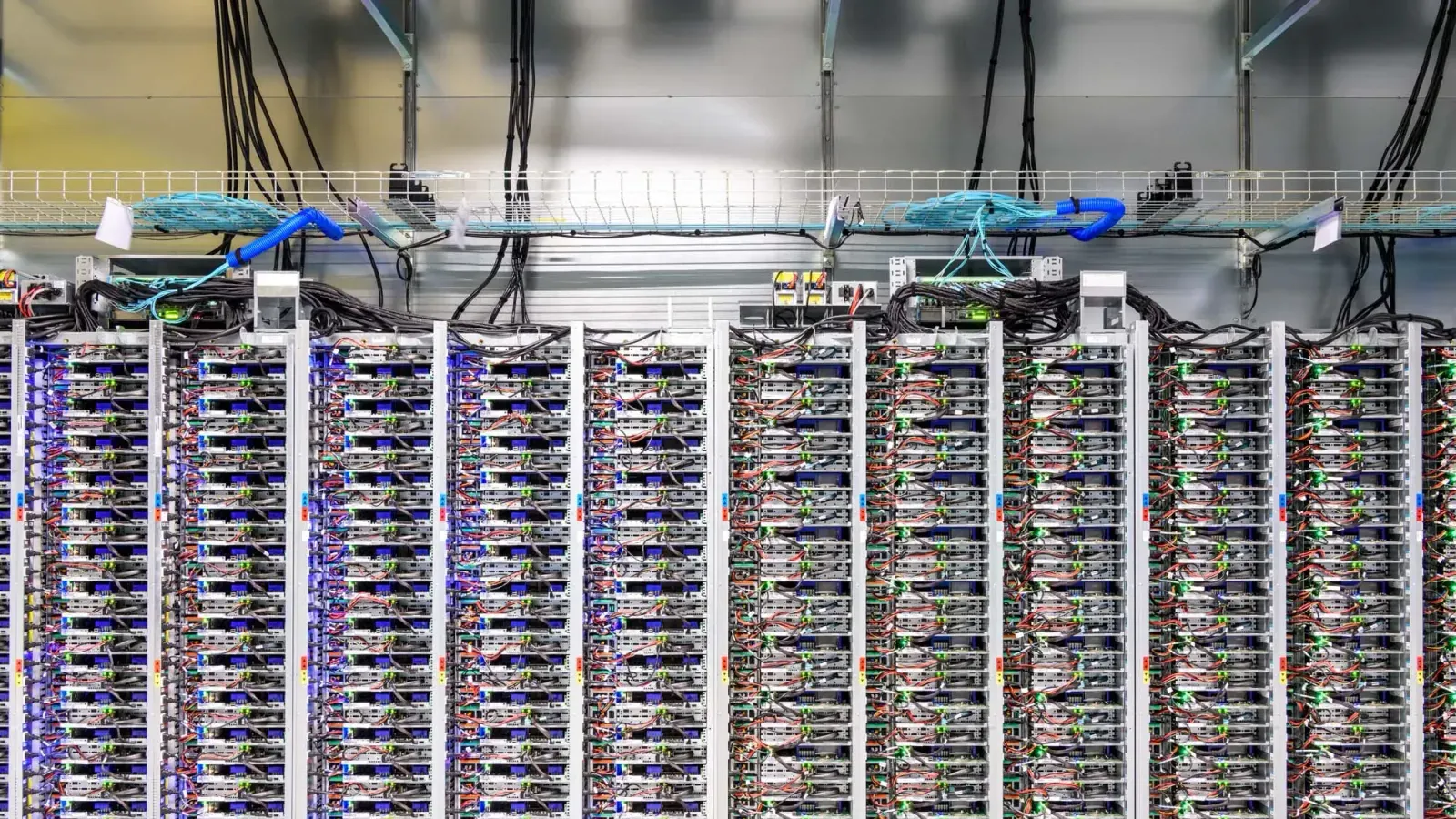 แถวเซิร์ฟเวอร์ในศูนย์ข้อมูล St. Ghislain ประเทศเบลเยียม ของ Google ซึ่งเป็นผู้ให้บริการหนึ่งที่เทียบราคา Managed Database