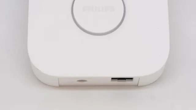 สะพาน Philips Hue Bridge สีขาวที่จะอัปเกรดเป็นการควบคุมผ่าน Matter ใน Google Home เอง