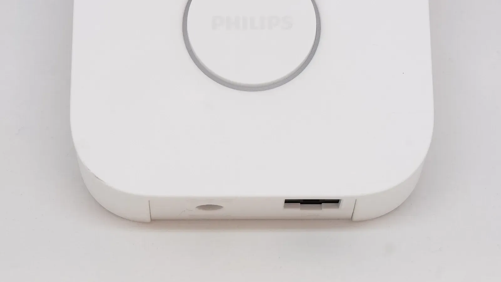 สะพาน Philips Hue Bridge สีขาวที่จะอัปเกรดเป็นการควบคุมผ่าน Matter ใน Google Home เอง