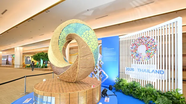 ประติมากรรมและป้าย Annual Meetings 2026 Thailand ของ IMF และกลุ่มธนาคารโลก ในศูนย์การประชุมแห่งชาติสิริกิติ์ สถานที่จัดงาน MICE ในกรุงเทพฯ เดือนตุลาคม 2026