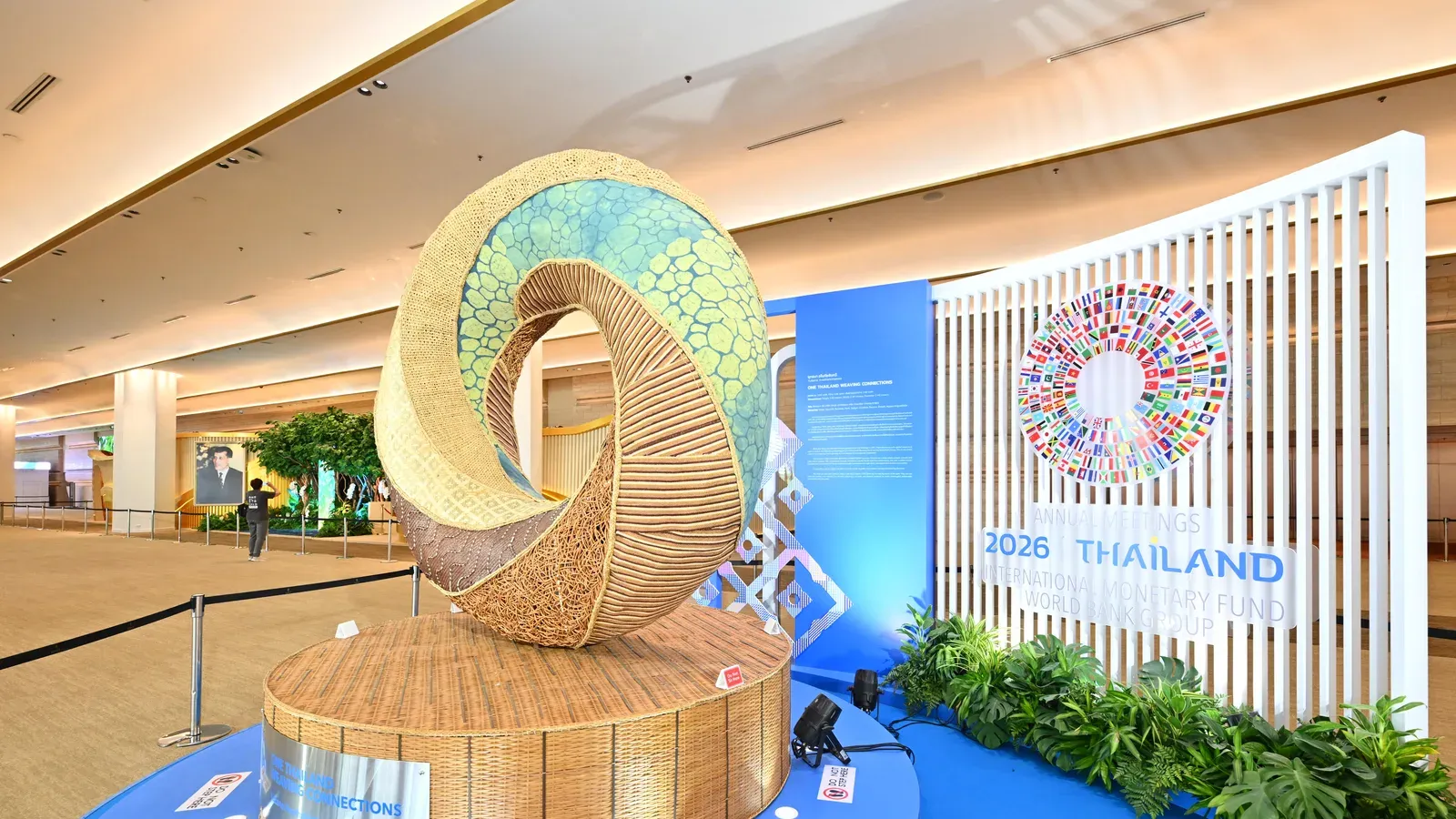 ประติมากรรมและป้าย Annual Meetings 2026 Thailand ของ IMF และกลุ่มธนาคารโลก ในศูนย์การประชุมแห่งชาติสิริกิติ์ สถานที่จัดงาน MICE ในกรุงเทพฯ เดือนตุลาคม 2026