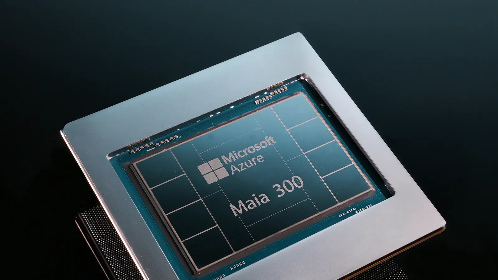 ชิปต้นแบบ Maia 300 ของ Microsoft Azure บนพื้นหลังสีเข้ม เห็นชื่อ Microsoft Azure Maia 300 บนแพ็กเกจ