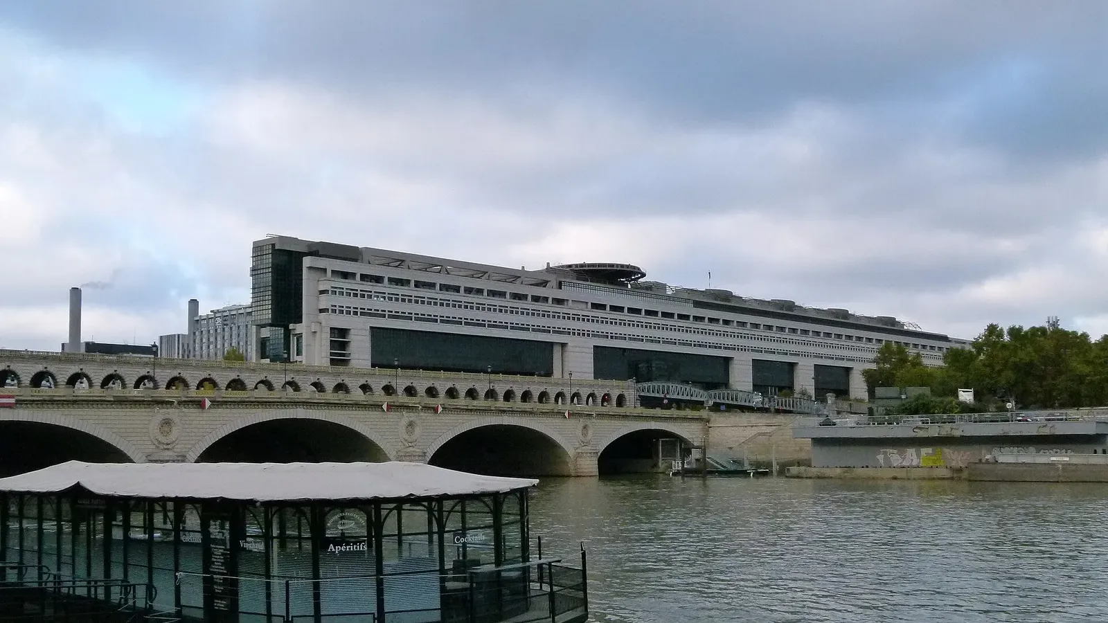 อาคาร Colbert ของกระทรวงเศรษฐกิจและการคลังฝรั่งเศสกับสะพาน Pont de Bercy ริมแม่น้ำแซน กรุงปารีส หน่วยงานที่ดูแลการคลังของฝรั่งเศสในวันที่ Moody's คงอันดับเครดิตฝรั่งเศส Aa3