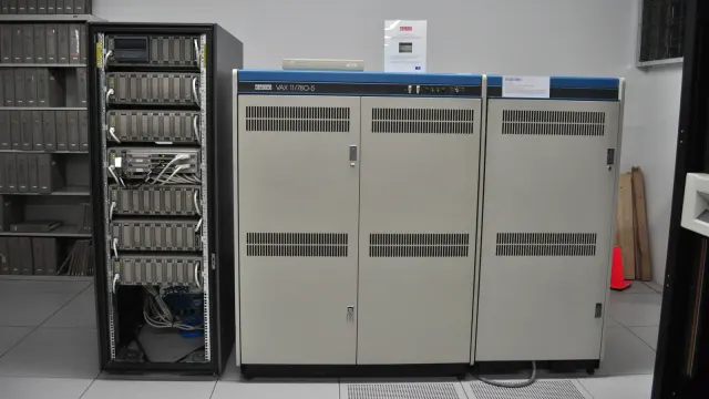 คอมพิวเตอร์ DEC VAX 11/780-5 ที่จัดแสดงใน Living Computer Museum ซีแอตเทิล ตัวอย่างเครื่องตระกูล VAX ที่ Morris worm โจมตีในปี 1988