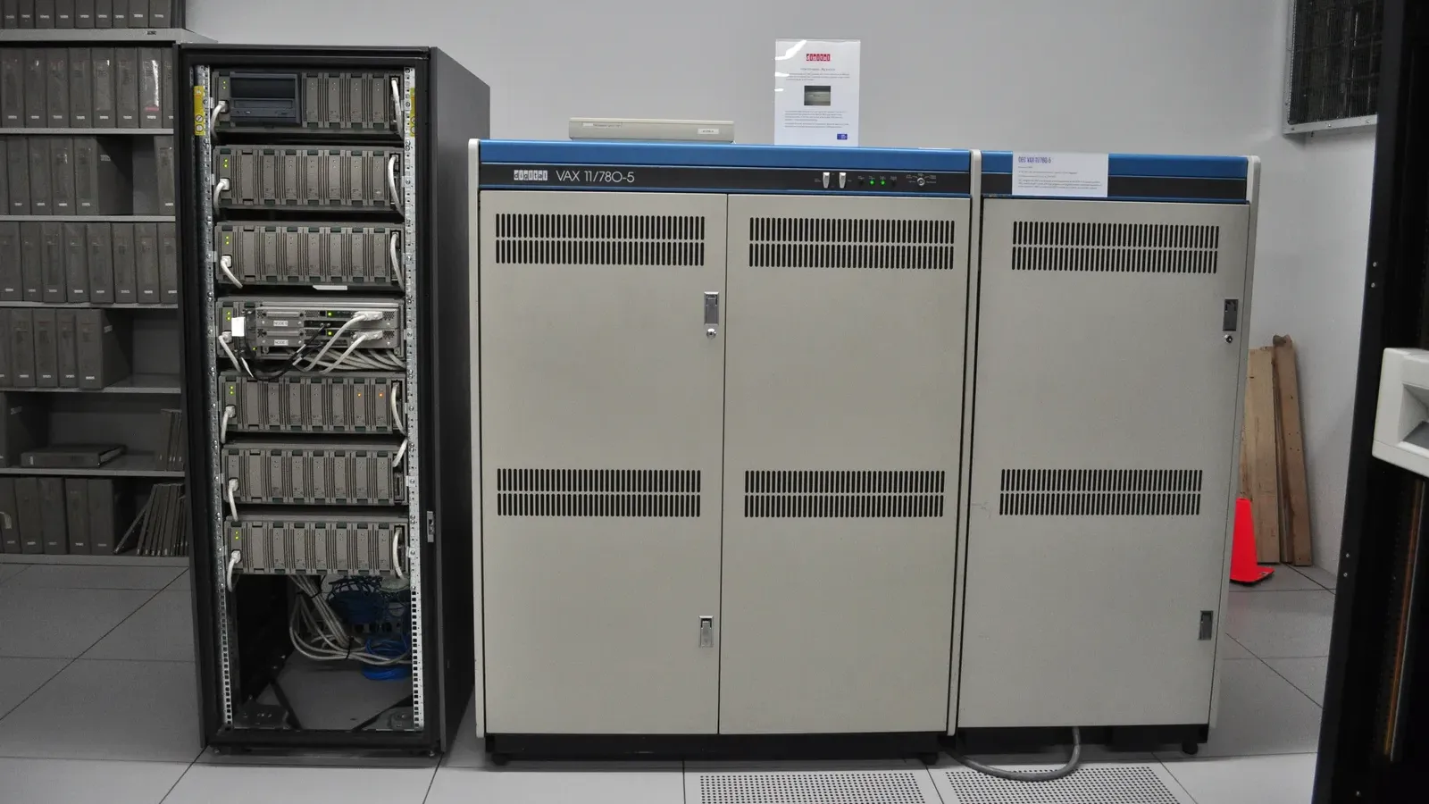 คอมพิวเตอร์ DEC VAX 11/780-5 ที่จัดแสดงใน Living Computer Museum ซีแอตเทิล ตัวอย่างเครื่องตระกูล VAX ที่ Morris worm โจมตีในปี 1988
