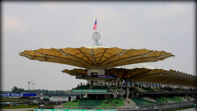 อัฒจันทร์หลักหลังคาทรงใบปาล์มของสนาม Petronas Sepang International Circuit สนามของ MotoGP มาเลเซีย 2026 เวลาไทยเรซหลักเริ่ม 14:00 น. ภาพถ่ายปี 2012
