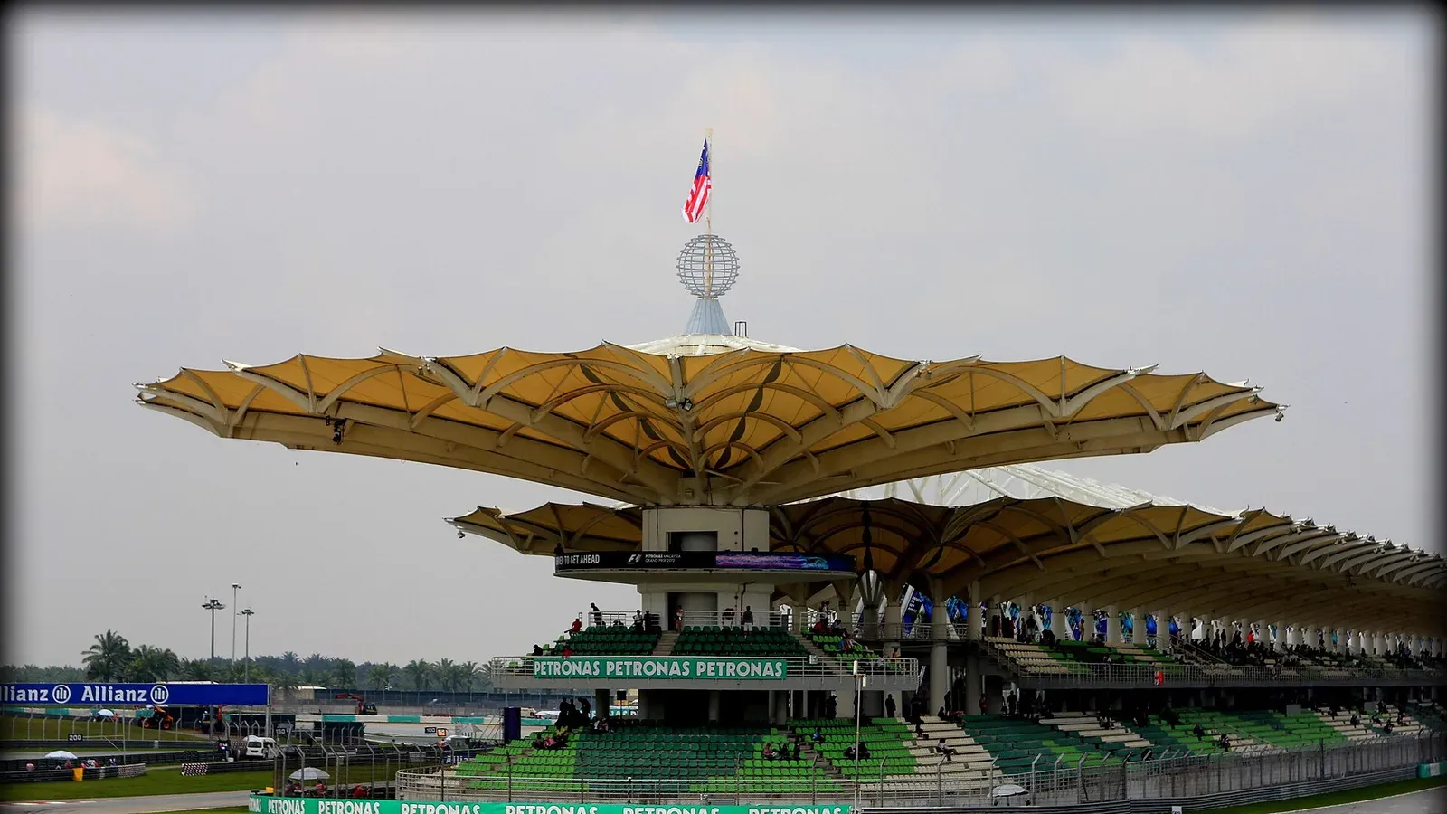 อัฒจันทร์หลักหลังคาทรงใบปาล์มของสนาม Petronas Sepang International Circuit สนามของ MotoGP มาเลเซีย 2026 เวลาไทยเรซหลักเริ่ม 14:00 น. ภาพถ่ายปี 2012