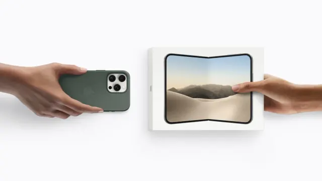 มือข้างหนึ่งถือ iPhone เครื่องเดิม อีกข้างถือกล่อง iPhone Duo เครื่องใหม่
