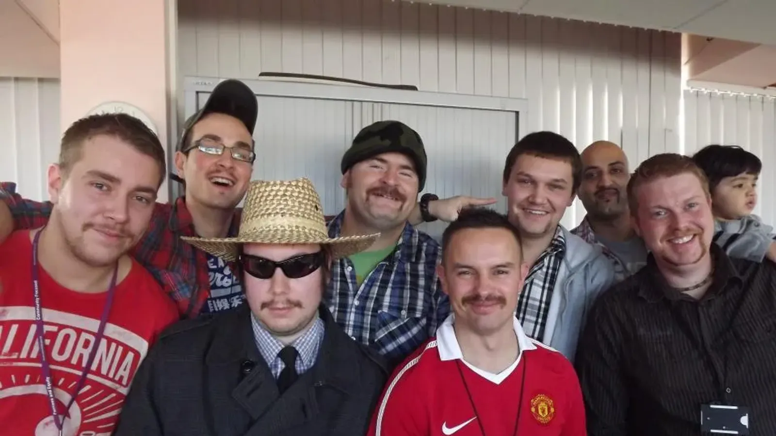 Movember 2026: กลุ่มผู้ชายที่ไว้หนวดในกิจกรรม Movember ถ่ายภาพหมู่