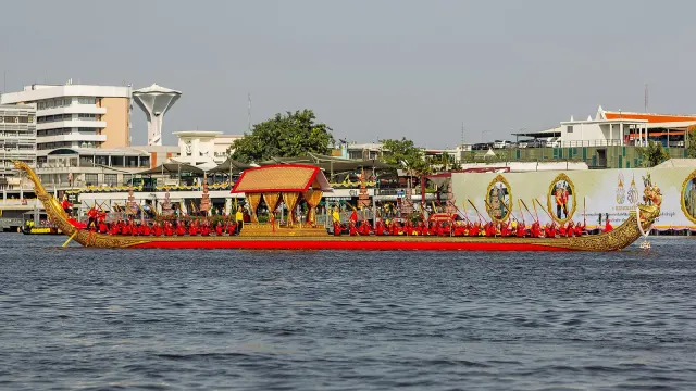 เรือพระที่นั่งนารายณ์ทรงสุบรรณ รัชกาลที่ 9 บนแม่น้ำเจ้าพระยา ในการซ้อมขบวน วันที่ 9 ธันวาคม 2562