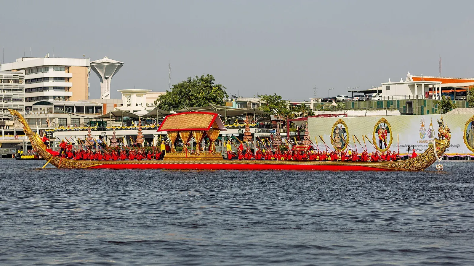 เรือพระที่นั่งนารายณ์ทรงสุบรรณ รัชกาลที่ 9 บนแม่น้ำเจ้าพระยา ในการซ้อมขบวน วันที่ 9 ธันวาคม 2562