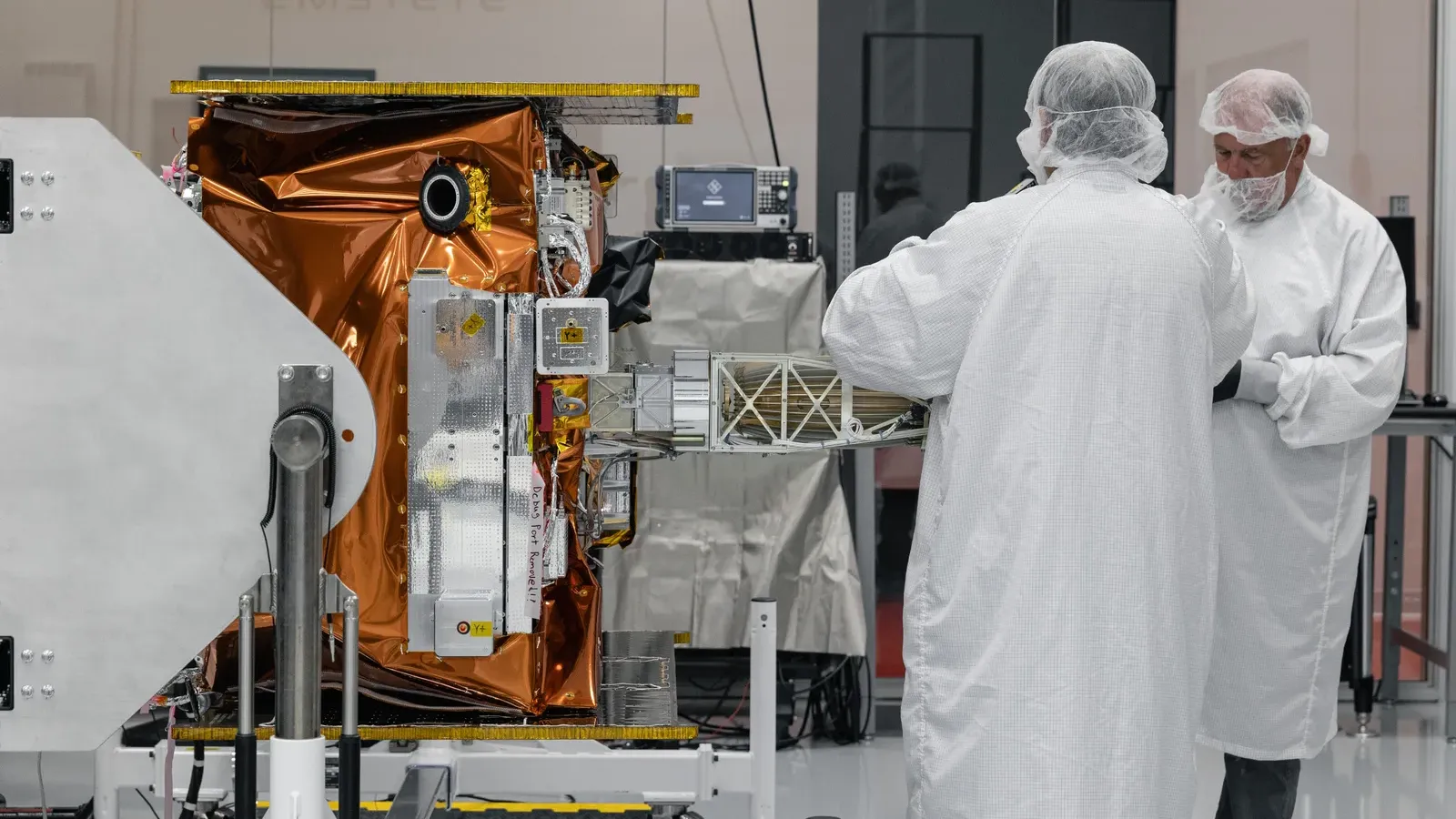 ยาน Maxwell ของ Viasat ระหว่างการประกอบ ยานสาธิตดาวเทียมสื่อสารเชิงพาณิชย์ NASA ที่ Rocket Lab สร้าง
