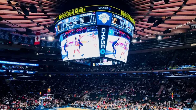 ภายใน Madison Square Garden ระหว่างเกม New York Knicks พบ New Orleans Pelicans เมื่อ 5 ตุลาคม 2018 เห็นสนามไม้ จอใหญ่กลางสนาม และผู้ชมเต็มอัฒจันทร์
